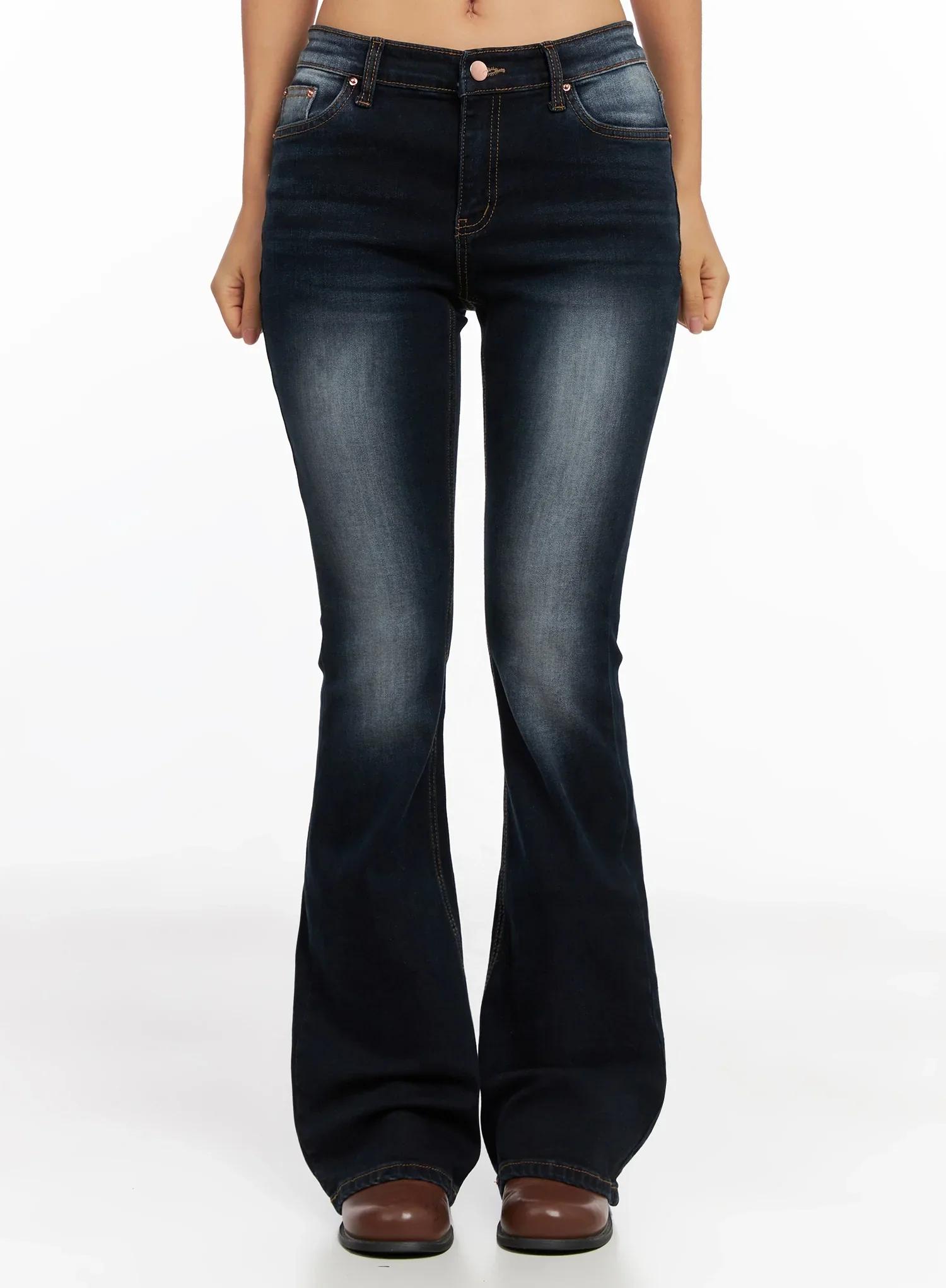 Aliyah Mid-Rise Flared Jeans IG528 - Image 3