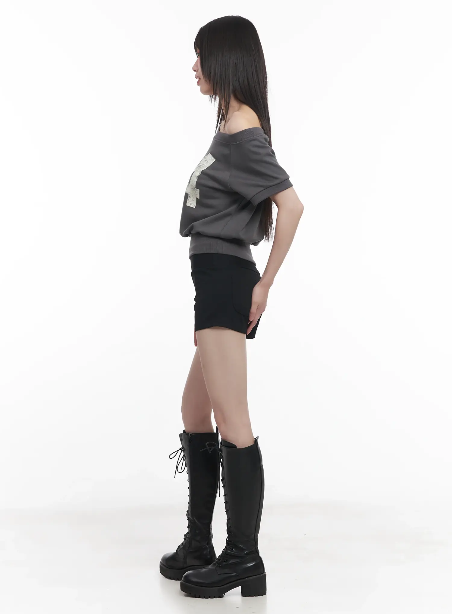 Asymmetric Graphic Relaxed-Fit Crop Top CU518 - Image 4