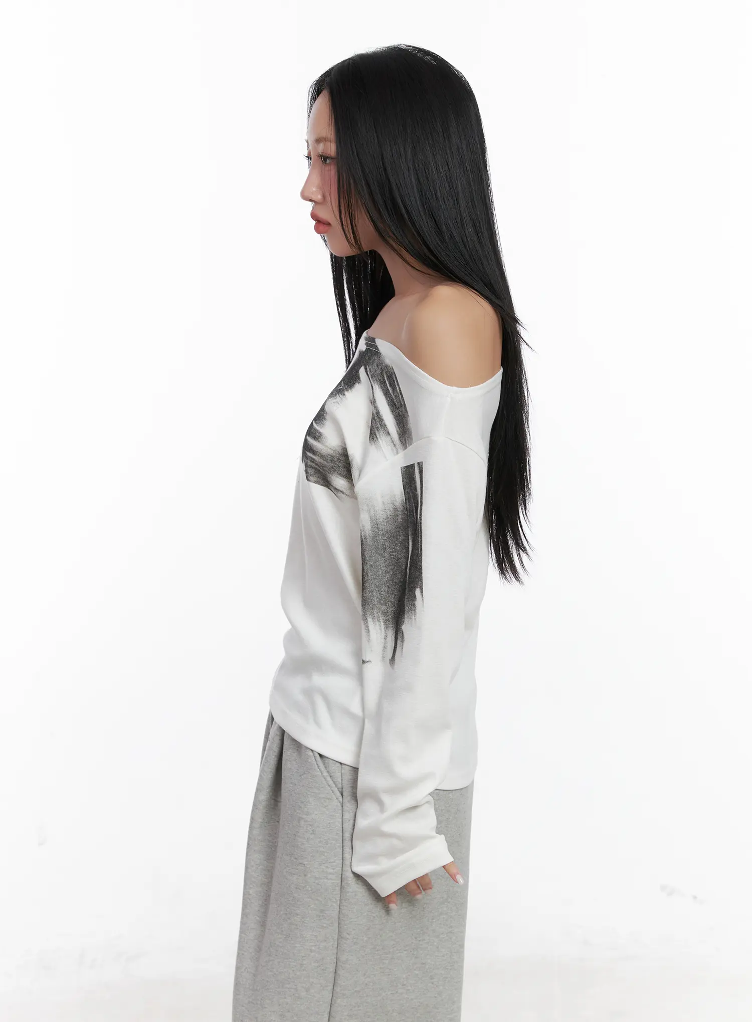 Off-Shoulder Long Sleeve Graphic Top CN528 - Image 6