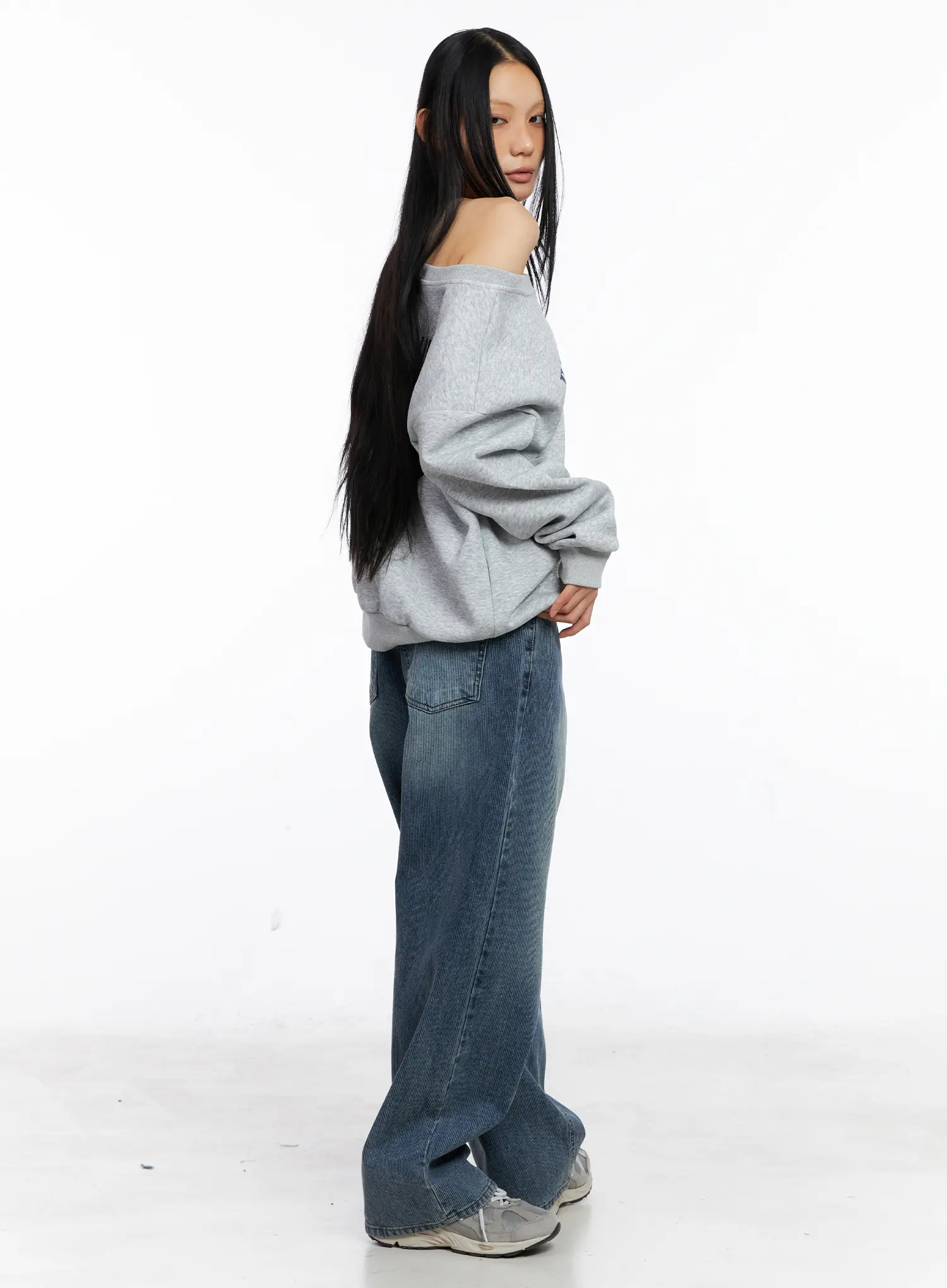 One-Shoulder Graphic Lettering Sweatshirt CS509 - Image 3
