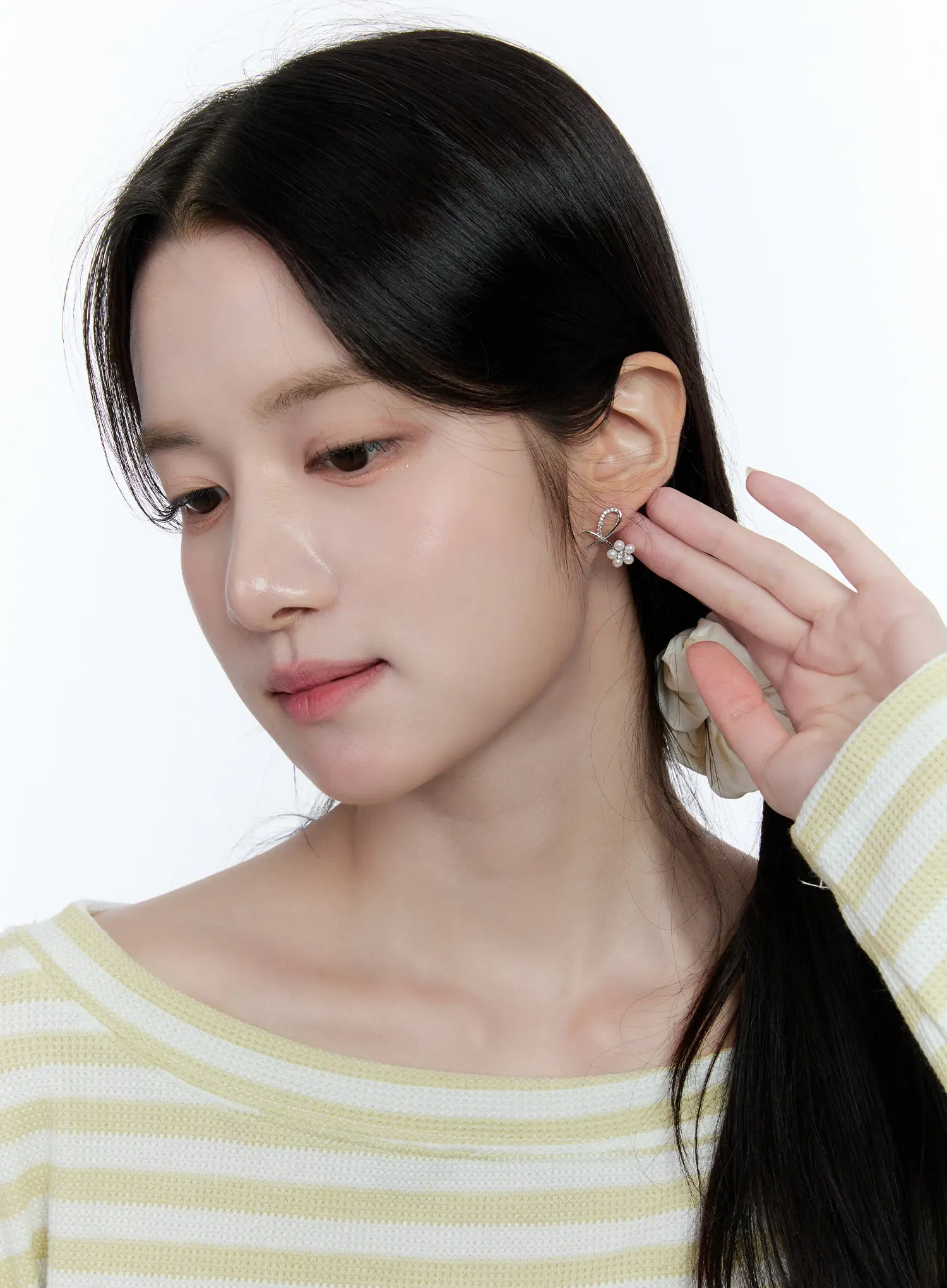Petal-Shaped Lustrous Bead Earrings CC0608 - Image 4